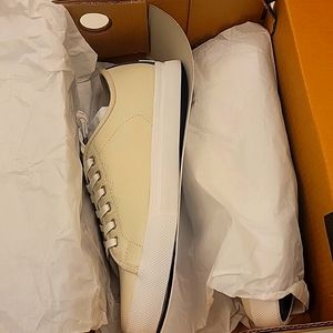 Caribou sneaker low wp , waterproof , for men's size 10, brand new in the box.